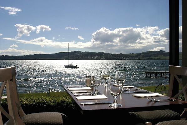 Se sirven desayunos, comidas, cenas y cocina local con vista a la playa