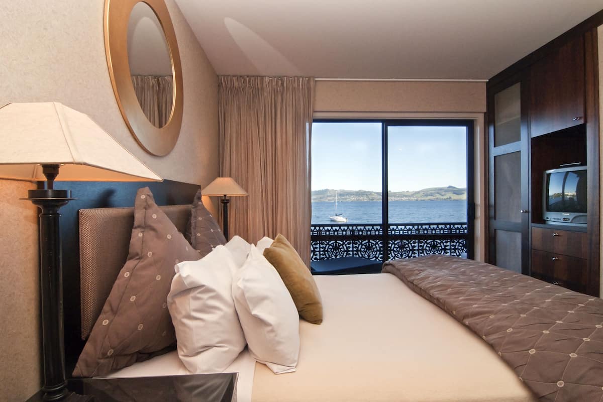 Junior Suite Queen with Lake View