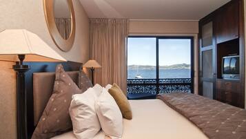 Junior Suite Queen with Lake View | Premium bedding, in-room safe, individually furnished, desk