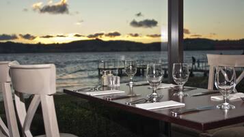 朝食、ランチ、ディナーに営業 (郷土料理、ビーチビュー)