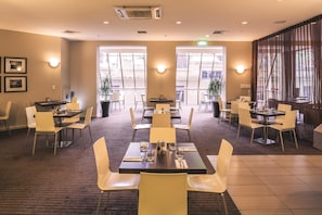 Daily full breakfast (NZD 30 per person) - Travelodge Hotel Wellington (Wellington)