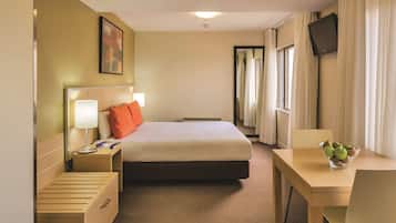 Cofres nos quartos, escrivaninha, espaço de trabalho para notebook