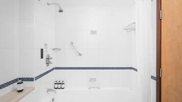 Un baño moderno con bañera, ducha e inodoro.