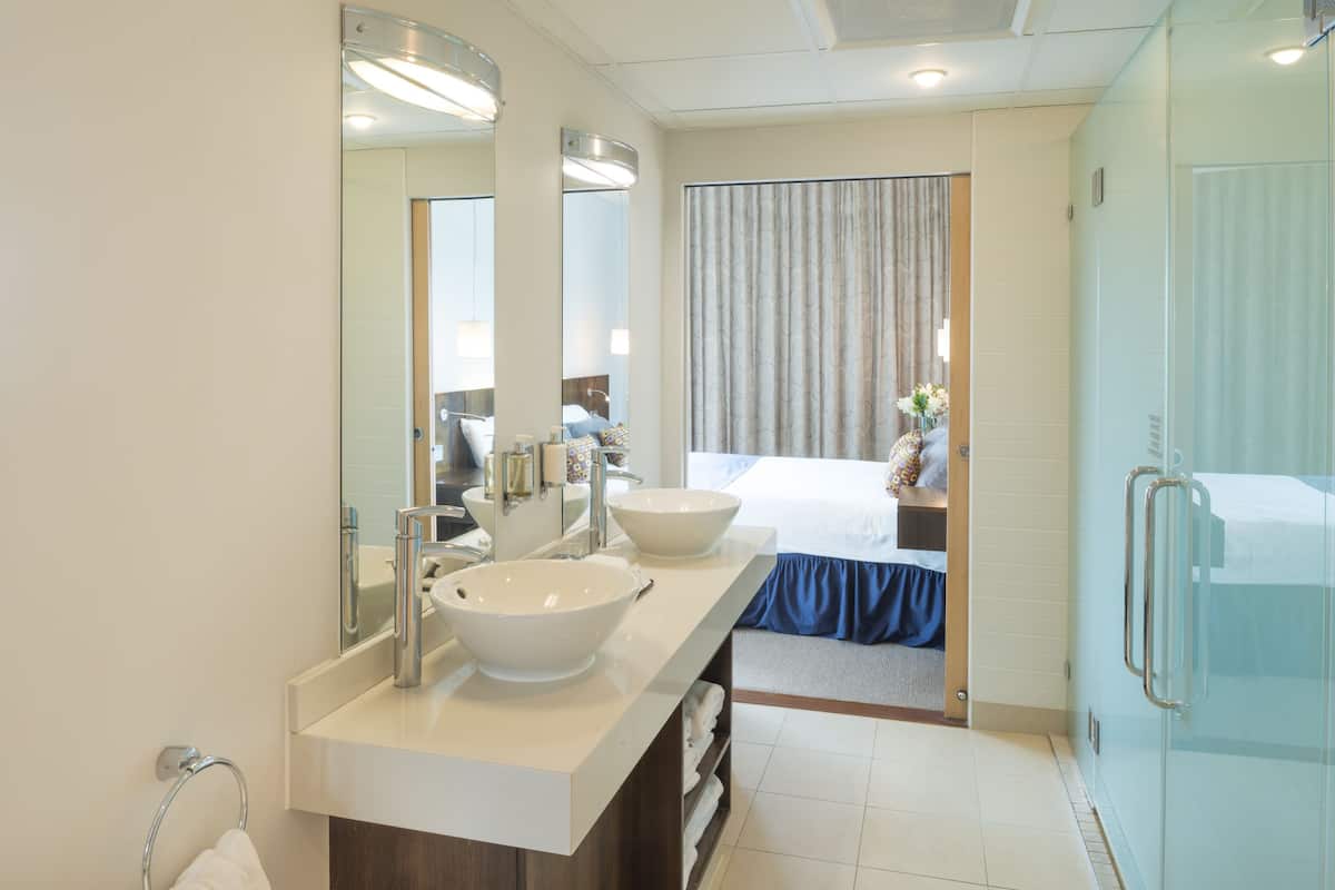 grand room, multiple beds | bathroom | combined shower/bathtub, free toiletries, hair dryer, towels