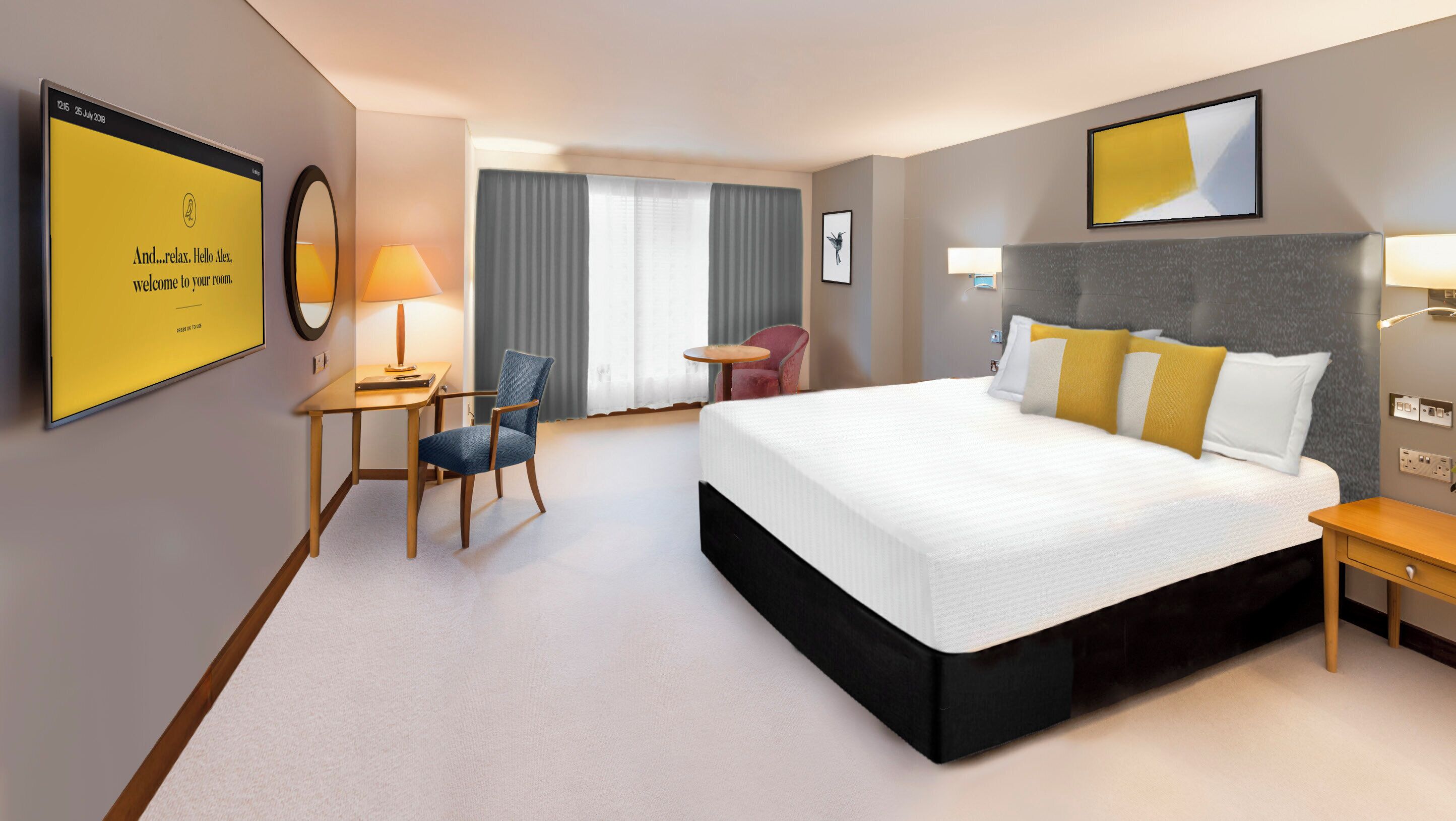 Una habitación de hotel con cama, escritorio, silla, lámpara y ventana con cortinas.