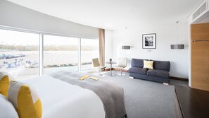 Chambre Prestige, 1 très grand lit | Coffre-fort, bureau, fer et planche à repasser, accès au Wi-Fi (inclus)