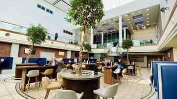 Serviert Mittagessen und Abendessen