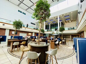 Serves lunch and dinner