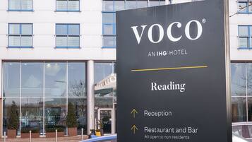 Señal para el VOCO AN IHG HOTEL en Reading, indicando que la recepción y el bar-restaurante están abiertos a personas que no son huéspedes.