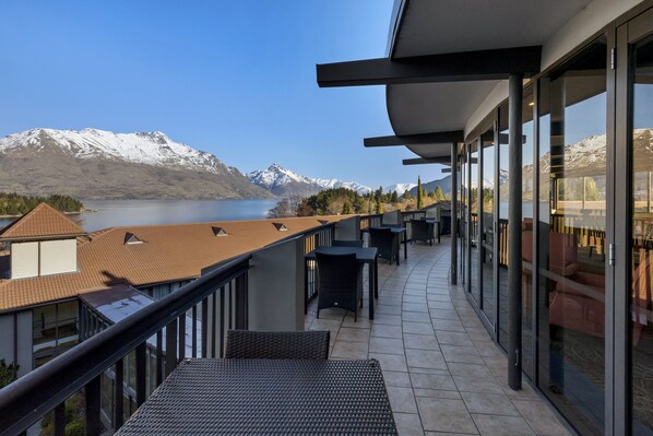 Bar (on property) - Copthorne Hotel and Resort Queenstown Lakefront (Queenstown)