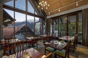 Déjeuner et souper servis sur place, cuisine locale