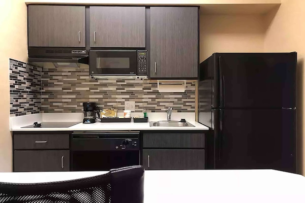 Geladeira, micro-ondas, cooktop, lava-louças