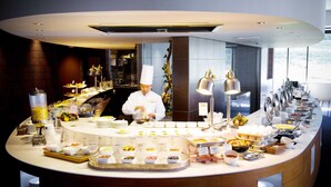 A buffet setup with various food items and a chef preparing food. - Niseko Northern Resort An'nupuri (Niseko)