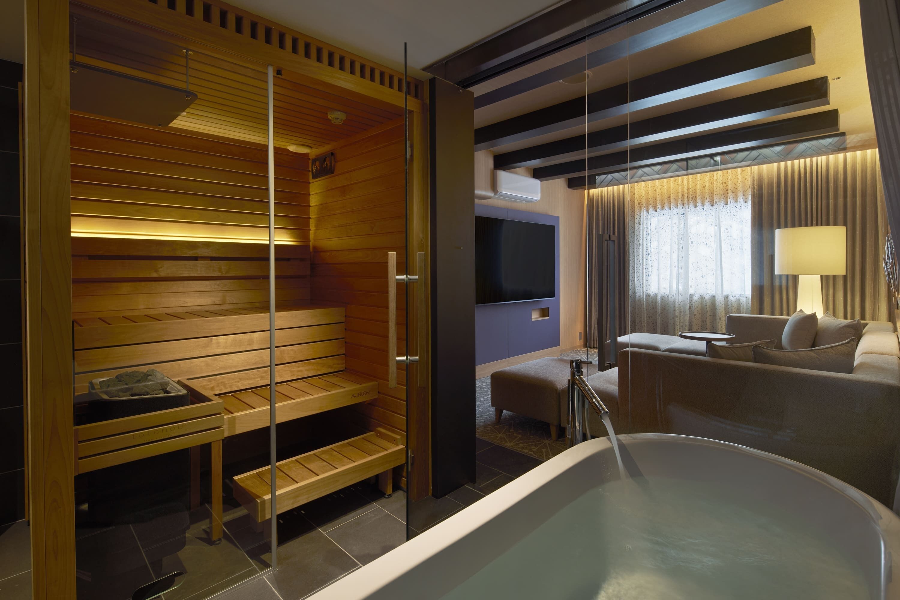 Suite Deluxe, para no fumadores | Baño | Tina con regadera, secadora de cabello, pantuflas, bidet 