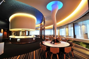2 restaurants, breakfast, dinner served; Japanese cuisine