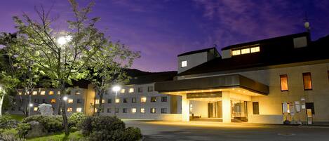 Fachada de la propiedad por la tarde o noche