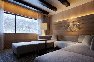 Suite Deluxe, no fumadores | Zona de estar | Televisión LCD de 26 pulgadas con canales digitales, una televisión