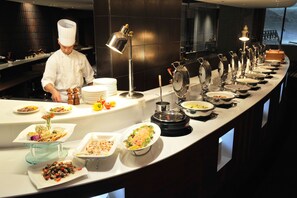 2 restaurants; breakfast and dinner served 