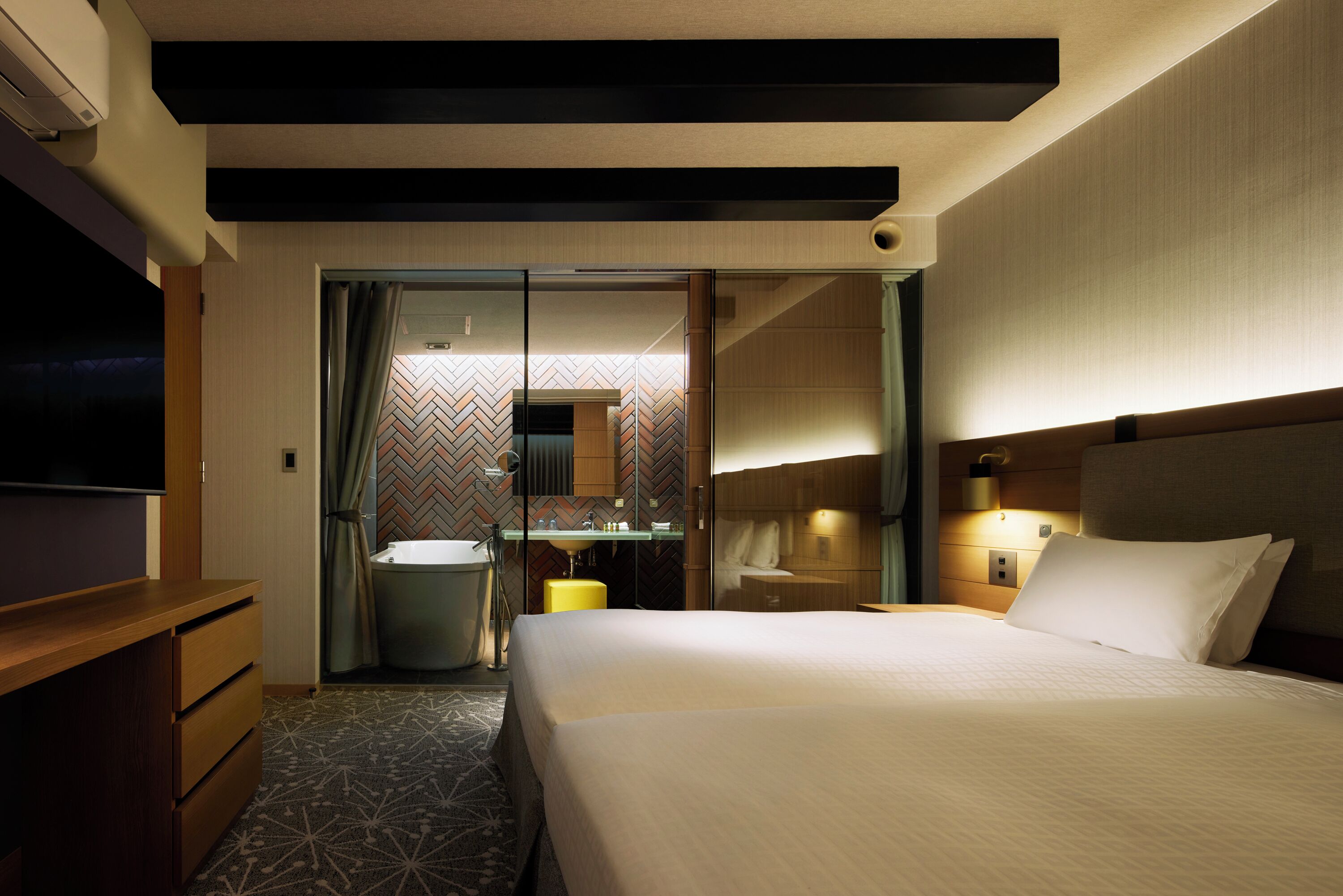 Suite Junior, non-fumeurs | Salle de bain | Ensemble douche/baignoire, sèche-cheveux, chaussons, bidet