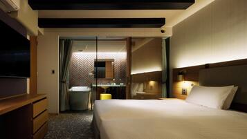 Suite Junior, non-fumeurs | Salle de bain | Ensemble douche/baignoire, sèche-cheveux, chaussons, bidet