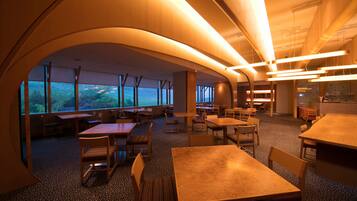 2 restaurantes; se sirve desayuno y cena; cocina japonesa