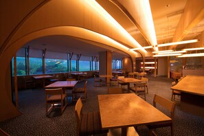 2 restauranter; serverer morgenmad, aftensmad og japanske retter