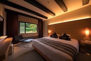 Suite Deluks, 1 Tempat Tidur King | Seprai premium, tirai kedap cahaya, dan setrika/meja setrika