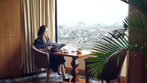 Lounge executive