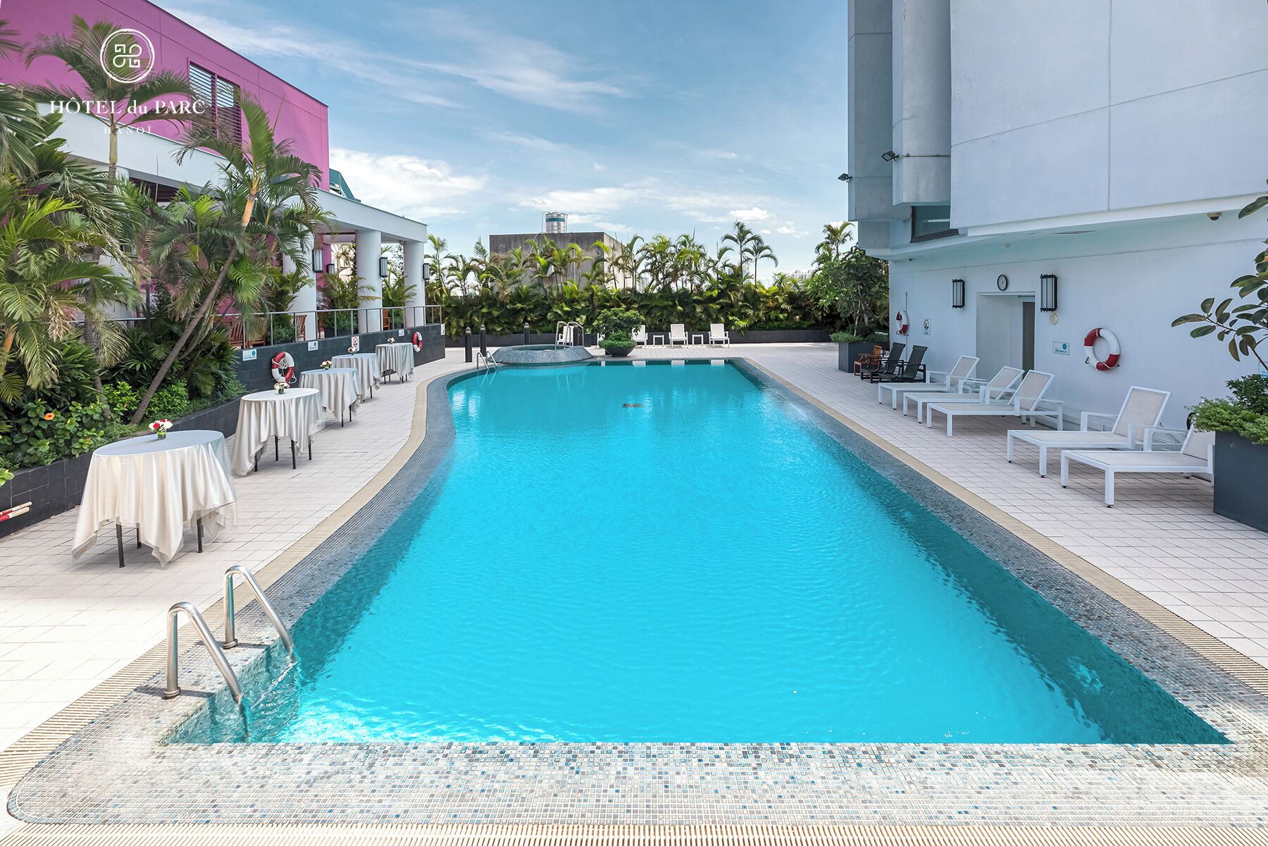 Una piscina al aire libre (de 07:00 a 21:00), sombrillas, tumbonas