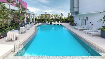 Una piscina al aire libre (de 07:00 a 21:00), sombrillas, tumbonas