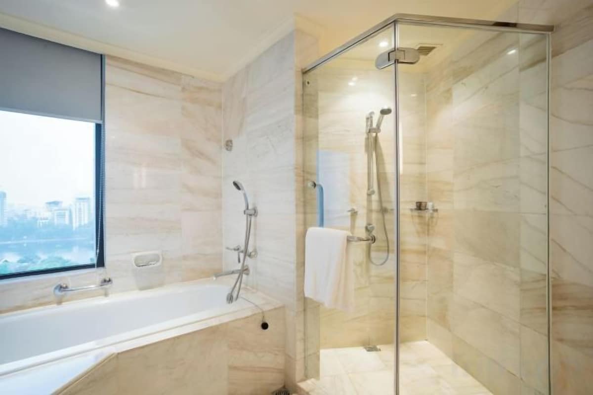 Badewanne und Dusche (separat), Regendusche, kostenlose Toilettenartikel