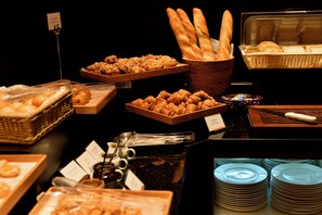 Daily buffet breakfast (VND 350000 per person)