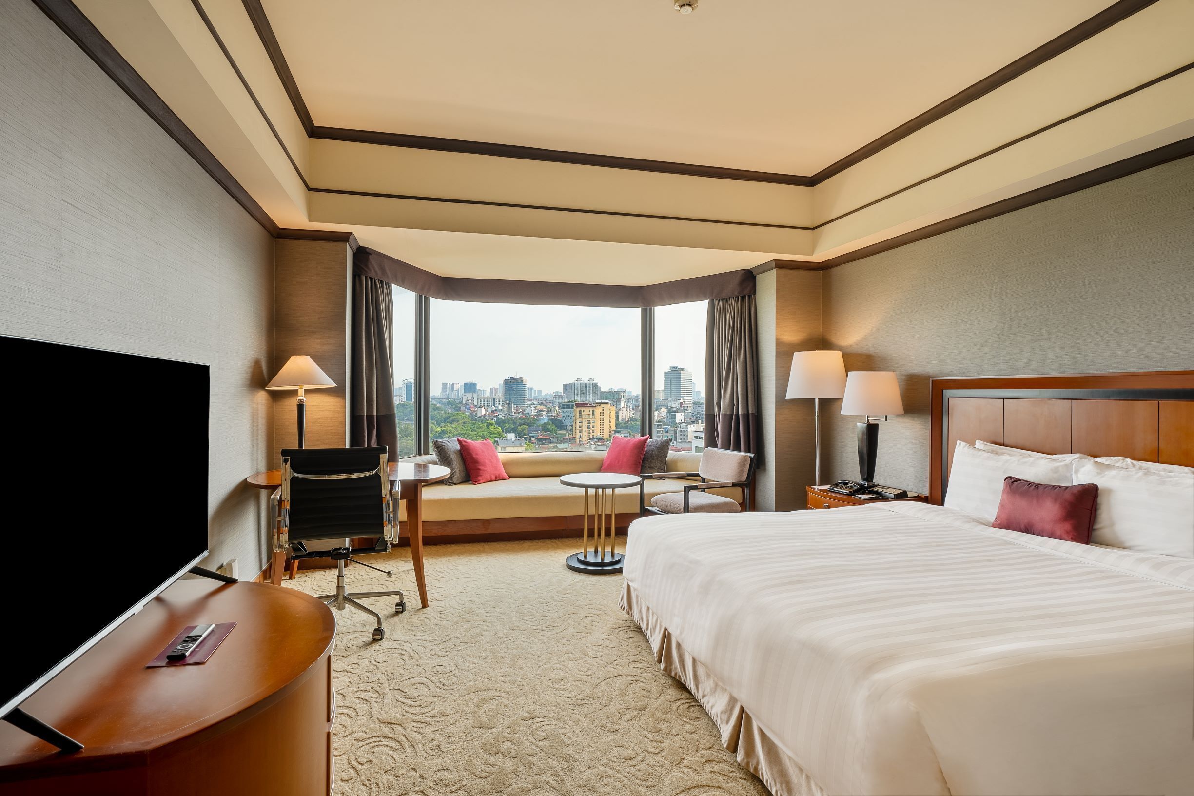 Grand Deluxe King Room | Premium bedding, minibar, in-room safe, laptop workspace