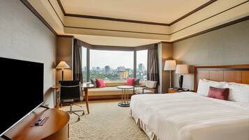 Grand Deluxe King Room | Premium bedding, minibar, in-room safe, laptop workspace