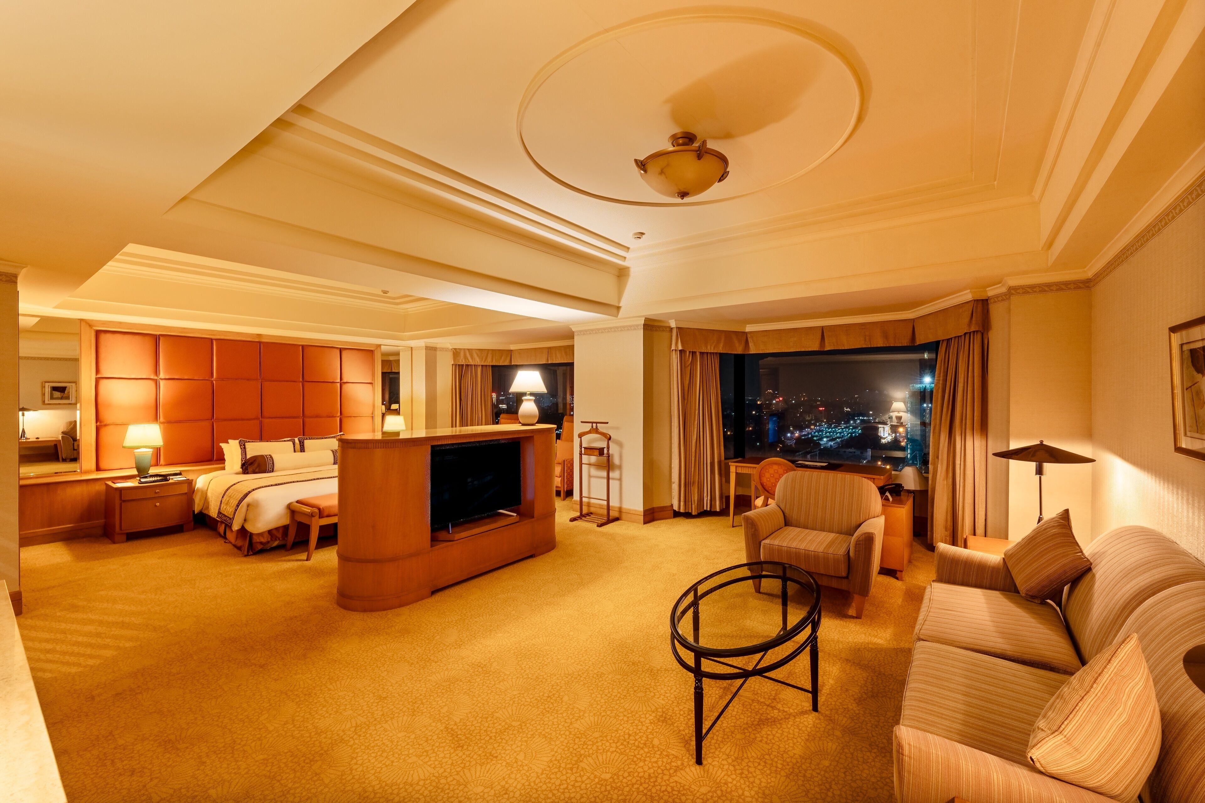 Ropa de cama de alta calidad, minibar, caja fuerte