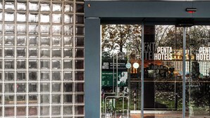 The exterior of the Penta Hotel with a modern design, featuring a large glass facade and signage. - pentahotel Kassel (Kassel)