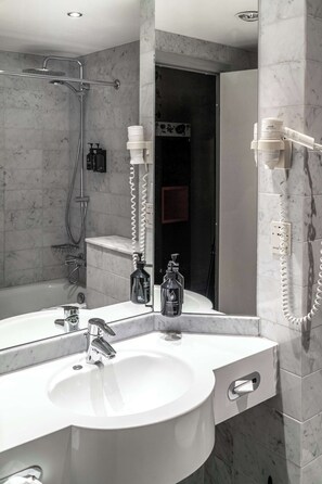 Combined shower/bathtub, rainfall showerhead, designer toiletries - pentahotel Kassel (Kassel)