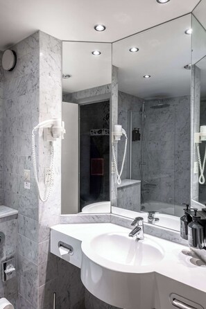 Combined shower/tub, rainfall showerhead, designer toiletries