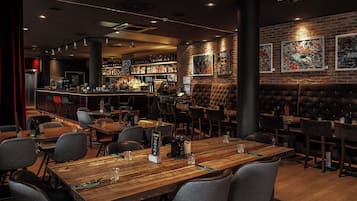 Serveert ontbijt, lunch en diner