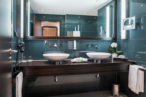 1 bedroom, in-room safe, desk, blackout curtains