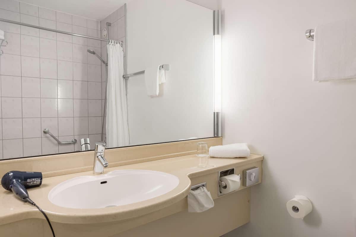 Combined shower/bathtub, hair dryer, towels