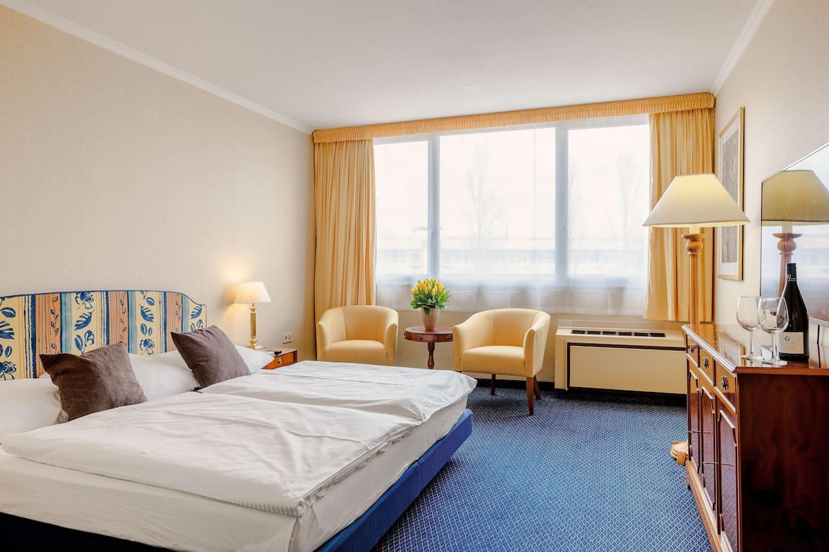 In-room safe, desk, iron/ironing board, free WiFi