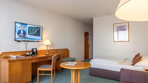 In-room safe, desk, iron/ironing board (on request), free WiFi - Leoso Hotel Ludwigshafen (Ludwigshafen)