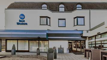 Ein Hotel mit einem Schild mit der Aufschrift 'BW Best Western' und einem überdachten Eingangsbereich.
