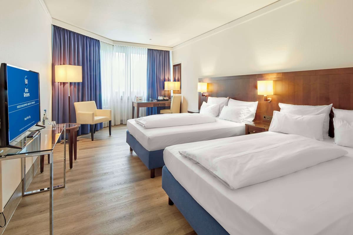 junior suite, 1 double bed (cozy sitting corner) | hypo-allergenic bedding, desk, blackout curtains, iron/ironing board