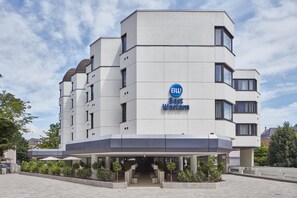 Un edificio moderno con un letrero que dice 'Best Western'.