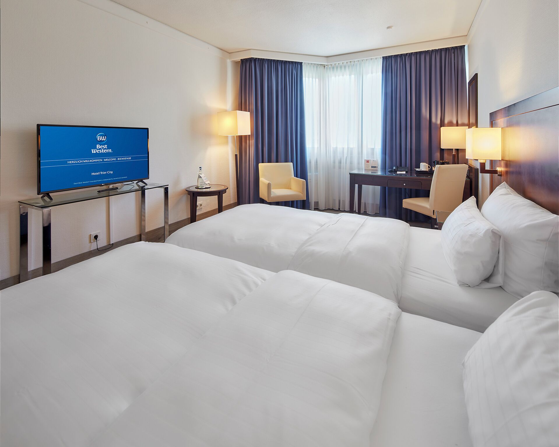 standard room, 1 double bed | hypo-allergenic bedding, desk, blackout curtains, iron/ironing board