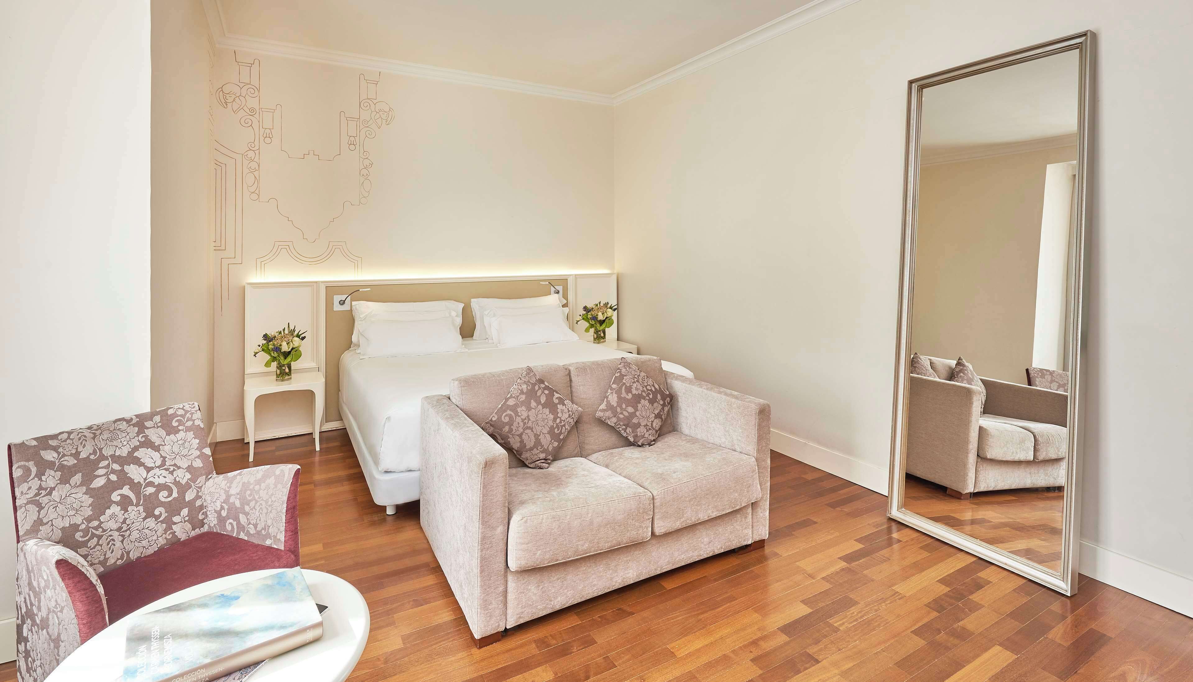 Rom – premium | Minibar, safe på rommet, skrivebord og blendingsgardiner