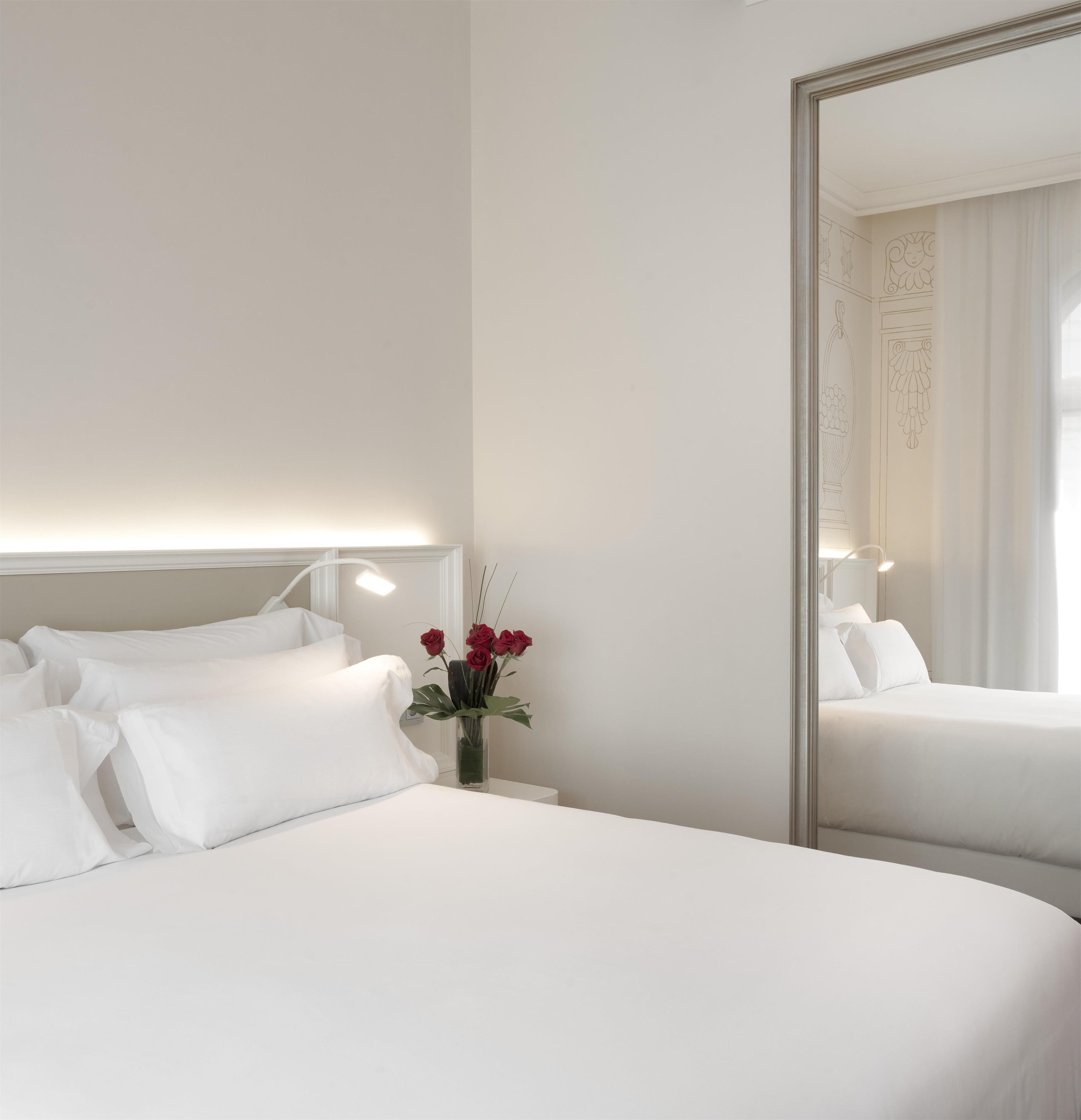 Rom – superior | Minibar, safe på rommet, skrivebord og blendingsgardiner