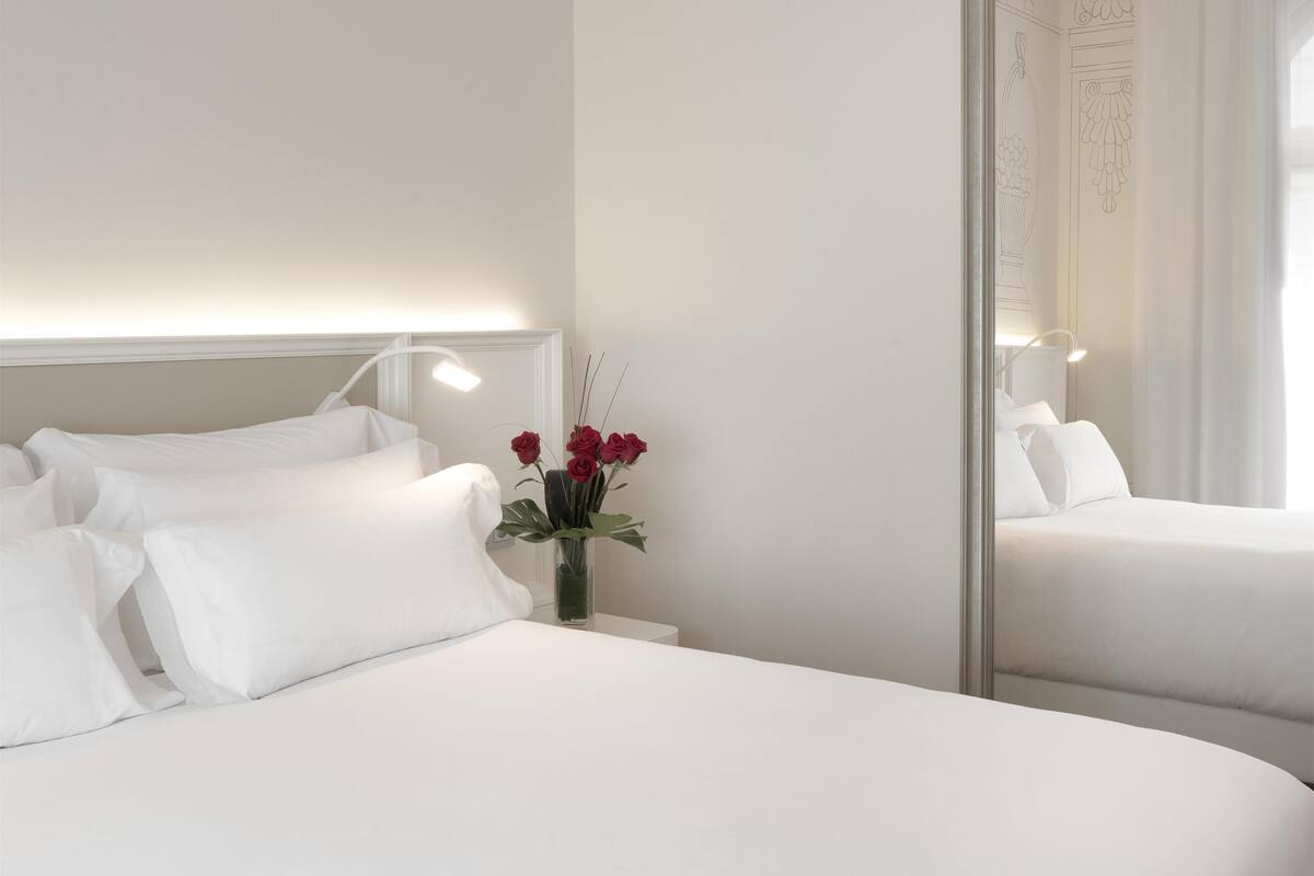 Superior Room | Bar mini, peti besi dalam bilik, meja, langsir/tirai gelap terus